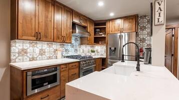 Refrigerador, horno, cafetera/tetera, tostadora