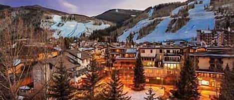Une ville avec des bâtiments et une montagne en arrière-plan.