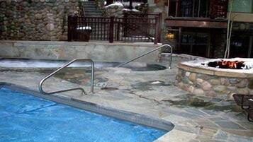 Bañera de hidromasaje exterior