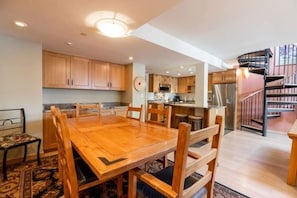 Appartement, 3 chambres | Cuisine privée | Réfrigérateur, four, cafetière/bouilloire, grille-pain