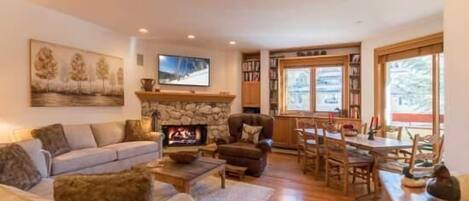 Appartement, 2 chambres | Aire de séjour | Foyer