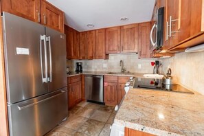 Apartamento, 2 habitaciones | Cocina privada | Frigorífico, horno, cafetera o tetera y tostadora