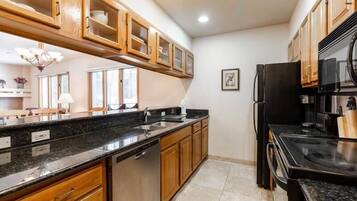 Kondominium, 1 kamar tidur | Dapur pribadi | Lemari es, oven, mesin pembuat kopi/teh, dan pemanggang roti