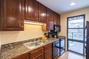 Apartment, 2 Bedrooms | Private kitchen | Fridge, oven, coffee/tea maker, toaster