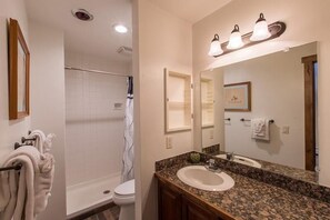 Departamento, 2 habitaciones | Baño | Toallas 