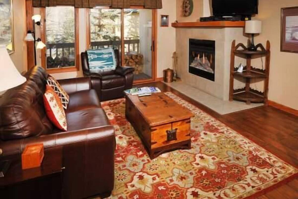 Condo, 2 habitaciones | Sala de estar | Televisión de pantalla plana, chimenea y reproductor de DVD