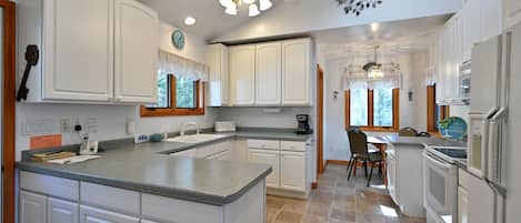 Casa, 2 habitaciones | Cocina privada | Refrigerador, horno, cafetera y tetera y tostadora