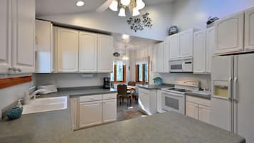 House, 2 Bedrooms | Private kitchen | Fridge, oven, coffee/tea maker, toaster