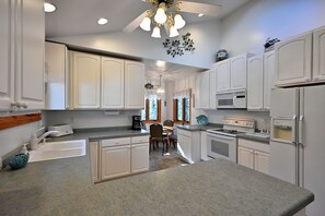 House, 2 Bedrooms | Private kitchen | Fridge, oven, coffee/tea maker, toaster