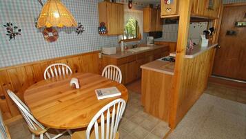 House, 3 Bedrooms | Private kitchen | Fridge, oven, coffee/tea maker, toaster