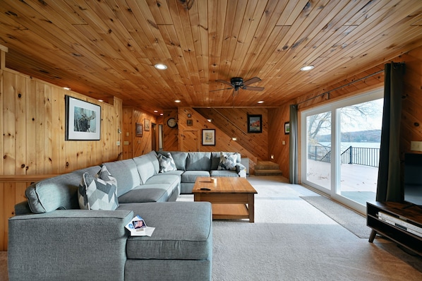 House, 4 Bedrooms | Living area | TV, fireplace, DVD player