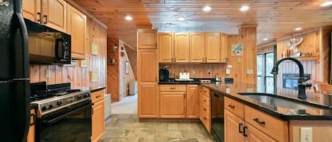 House, 4 Bedrooms | Private kitchen | Fridge, oven, coffee/tea maker, toaster