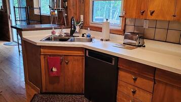 Cabin, 4 Bedrooms | Private kitchen | Fridge, oven, coffee/tea maker, toaster