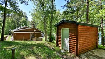 Cabin, 4 Bedrooms | 4 bedrooms, laptop workspace, iron/ironing board, free WiFi