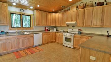 House, 4 Bedrooms | Private kitchen | Fridge, microwave, oven, dishwasher