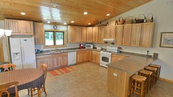 House, 4 Bedrooms | Private kitchen | Fridge, microwave, oven, dishwasher