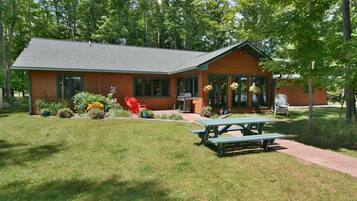 House, 4 Bedrooms | Property grounds