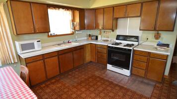 House, 2 Bedrooms | Private kitchen | Full-sized fridge, microwave, oven, coffee/tea maker