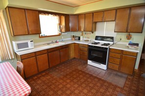 Maison, 2 chambres | Cuisine privée | Grand réfrigérateur, micro-ondes, four, cafetière/bouilloire