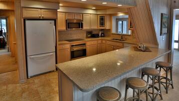 House, 4 Bedrooms | Private kitchen | Fridge, microwave, oven, dishwasher