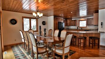 House, 5 Bedrooms | In-room dining