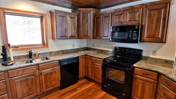 House, 5 Bedrooms | Private kitchen | Fridge, oven, dishwasher, coffee/tea maker