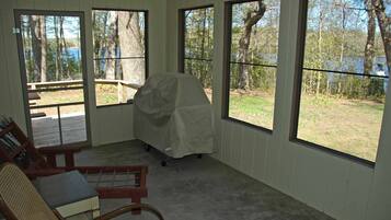 Cabin, 3 Bedrooms | Living room | Smart TV