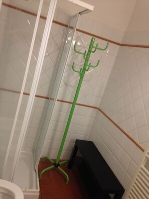 Apartment, 3 Schlafzimmer | Badezimmer | Dusche, Bidet, Handtücher, Seife