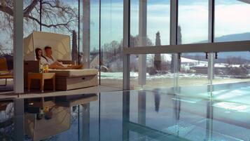 Innendørsbasseng og utendørsbasseng