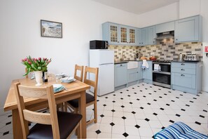 Fridge, microwave, oven, stovetop - WINDYRIG, Cockburnspath - sleeps 4 in 2 bedrooms (Cockburnspath)