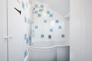 Bañera con ducha, secador de pelo, toallas