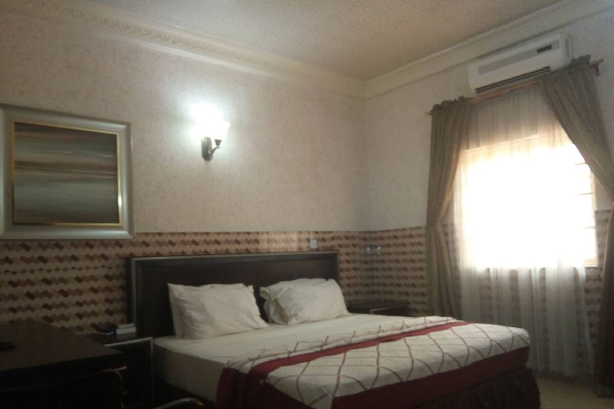 Chambre classique, 1 lit double, non-fumeur | Coffre-fort, bureau, literie fournie
