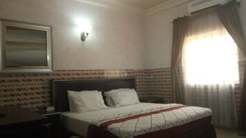 Quarto clássico, 1 cama de casal, para não fumantes | Cofres nos quartos, escrivaninha, roupa de cama