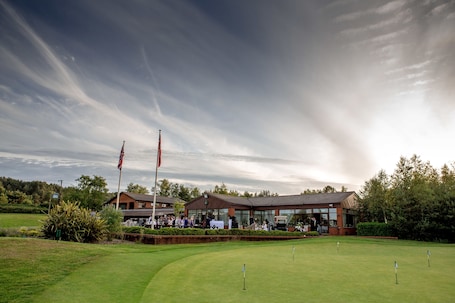 Con vista al campo de golf, se sirven desayunos, almuerzos y brunch. The Dorset Golf Hotel