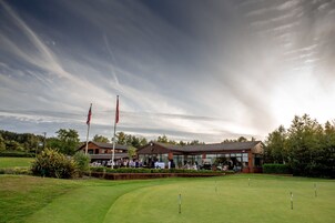 高尔夫球场景观，供应早餐、午餐和早午餐