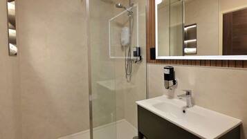 Standard Twin Room, 2 Single Beds, Non Smoking (Hotel) | Bathroom | Shower, hair dryer, towels, soap