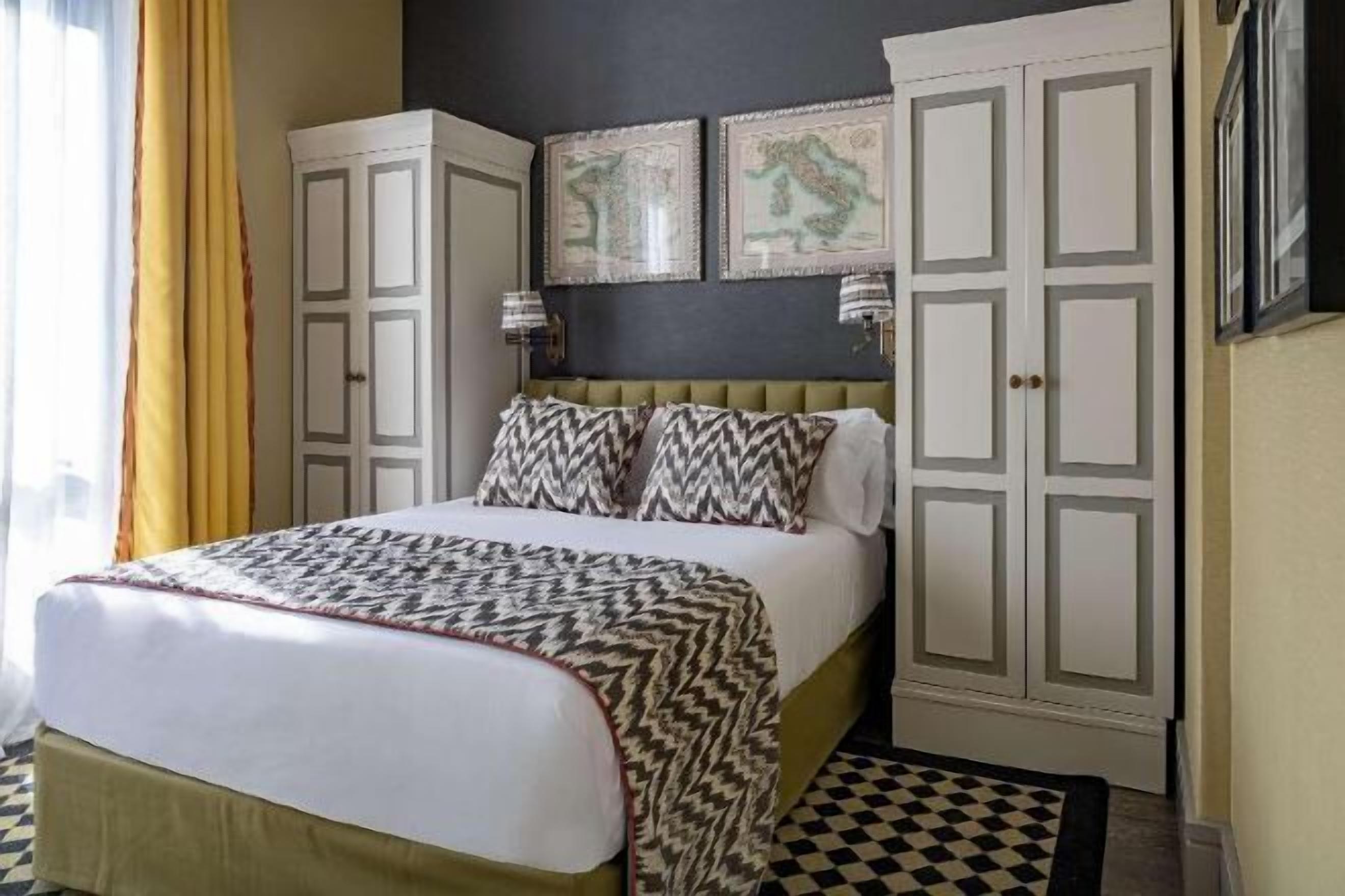 ميني بار وخزنة داخل الغرفة وواي فاي مجانًا وملاءات أسرّة