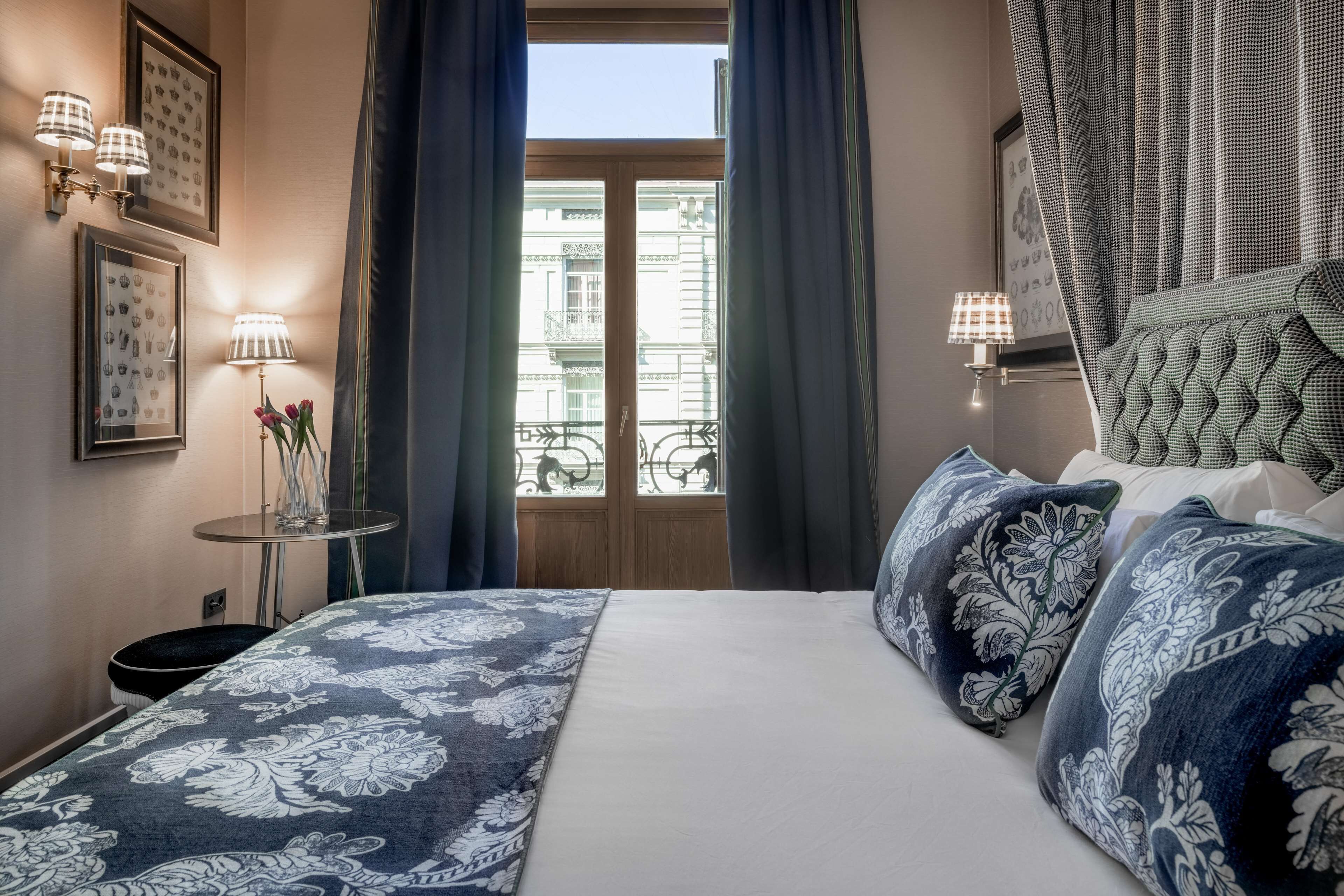 minibar, in-room safe, free wifi, bed sheets