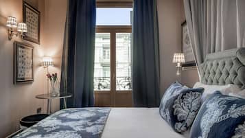 Een minibar, een kluis op de kamer, gratis wifi, beddengoed