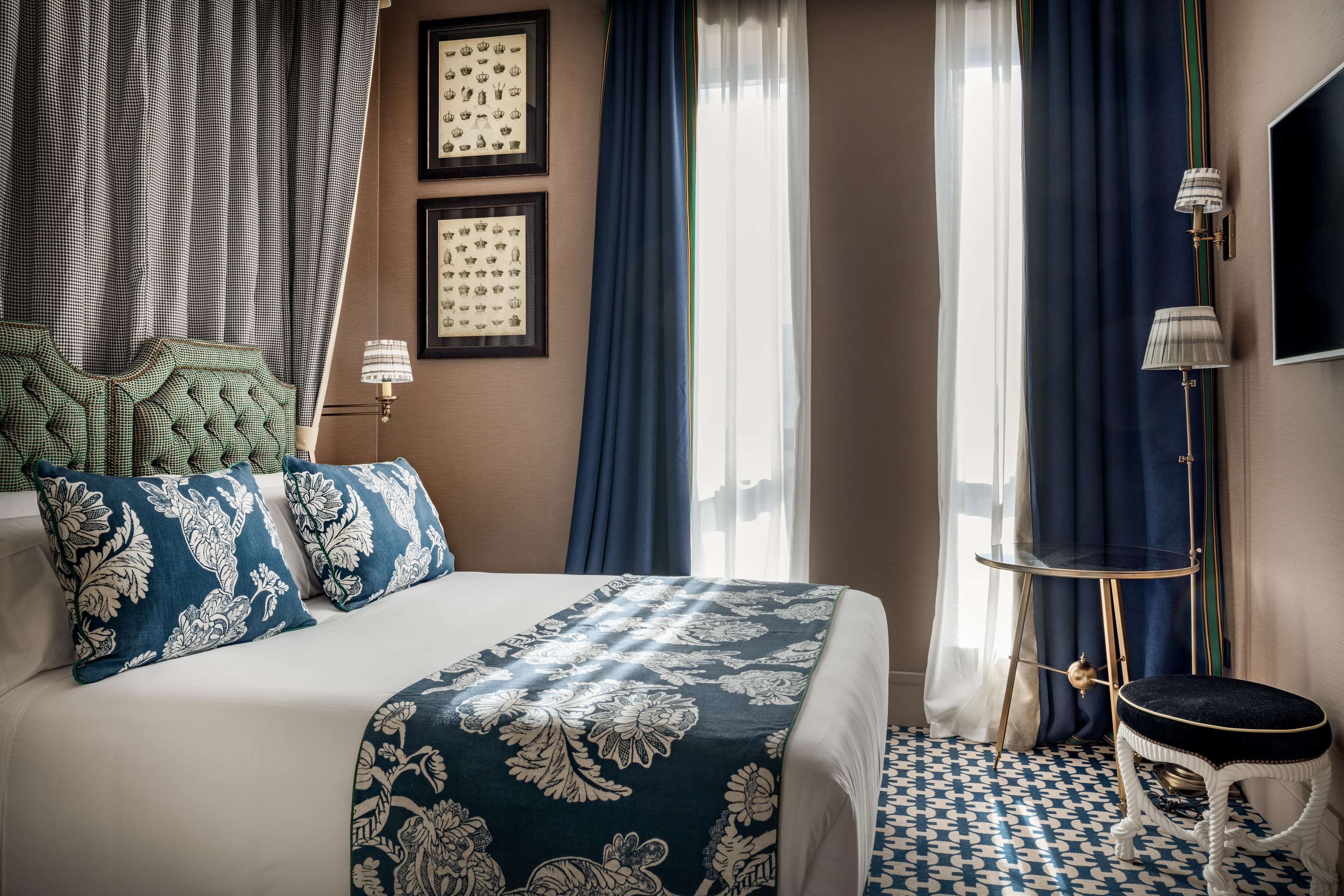 Habitación de hotel ordenada con una cama, una mesita y una silla.