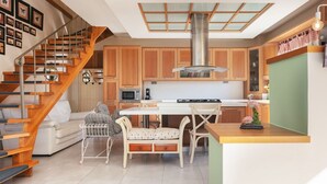 Una cocina moderna con armarios de madera, microondas integrado y una isla central.