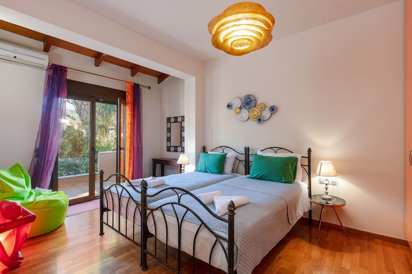 4 chambres, coffres-forts dans les chambres, fer et planche à repasser