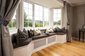 TV, fireplace - THE LAURELS, Jedburgh - sleeps 2+2 in 2 bedrooms (Jedburgh)