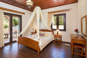 4 bedrooms, in-room safe, desk, iron/ironing board