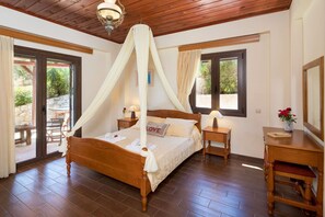 4 chambres, coffres-forts dans les chambres, bureau