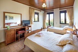 4 habitaciones, caja de seguridad en la habitación y escritorio
