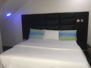 Desk, free WiFi - Ritz-Carinton Suites (Enugu)