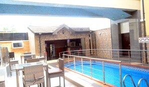 Outdoor pool - Ritz-Carinton Suites (Enugu)