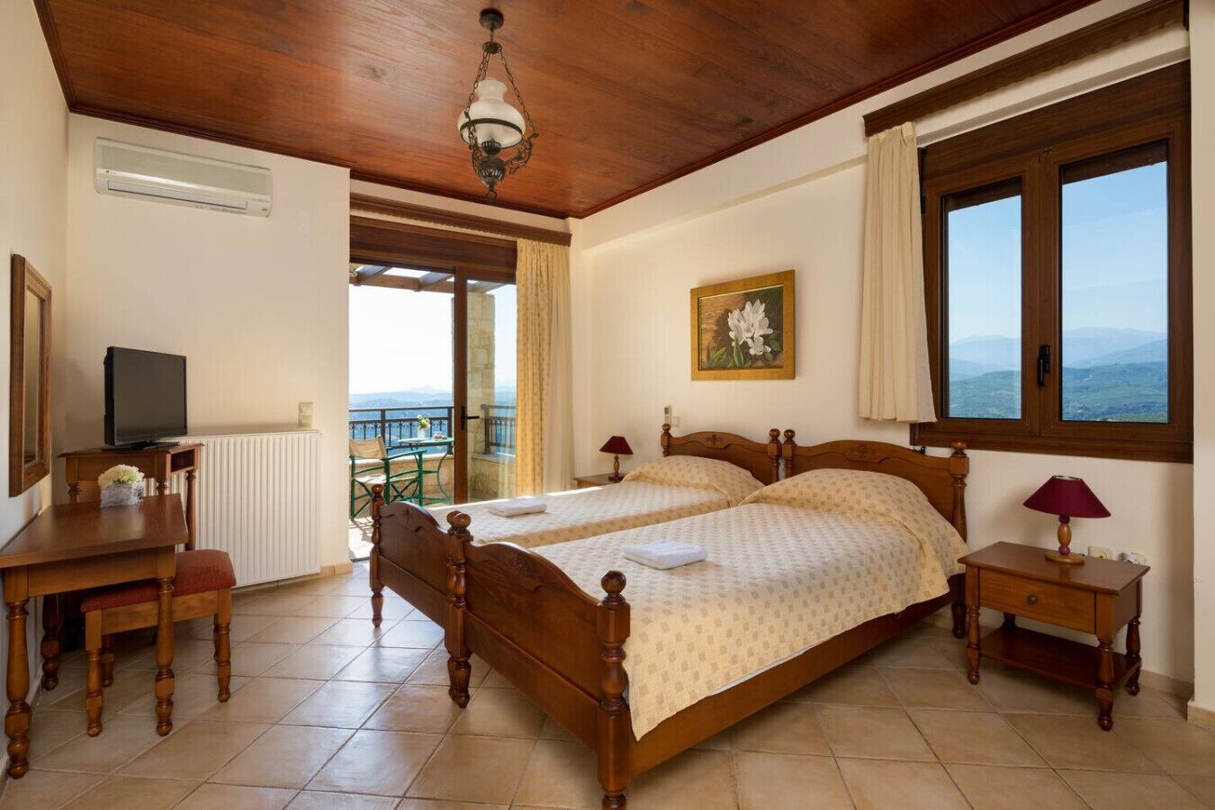 5 Schlafzimmer, Zimmersafe, Schreibtisch, Bügeleisen/Bügelbrett