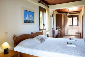 5 chambres, coffre-fort, bureau, fer et planche à repasser